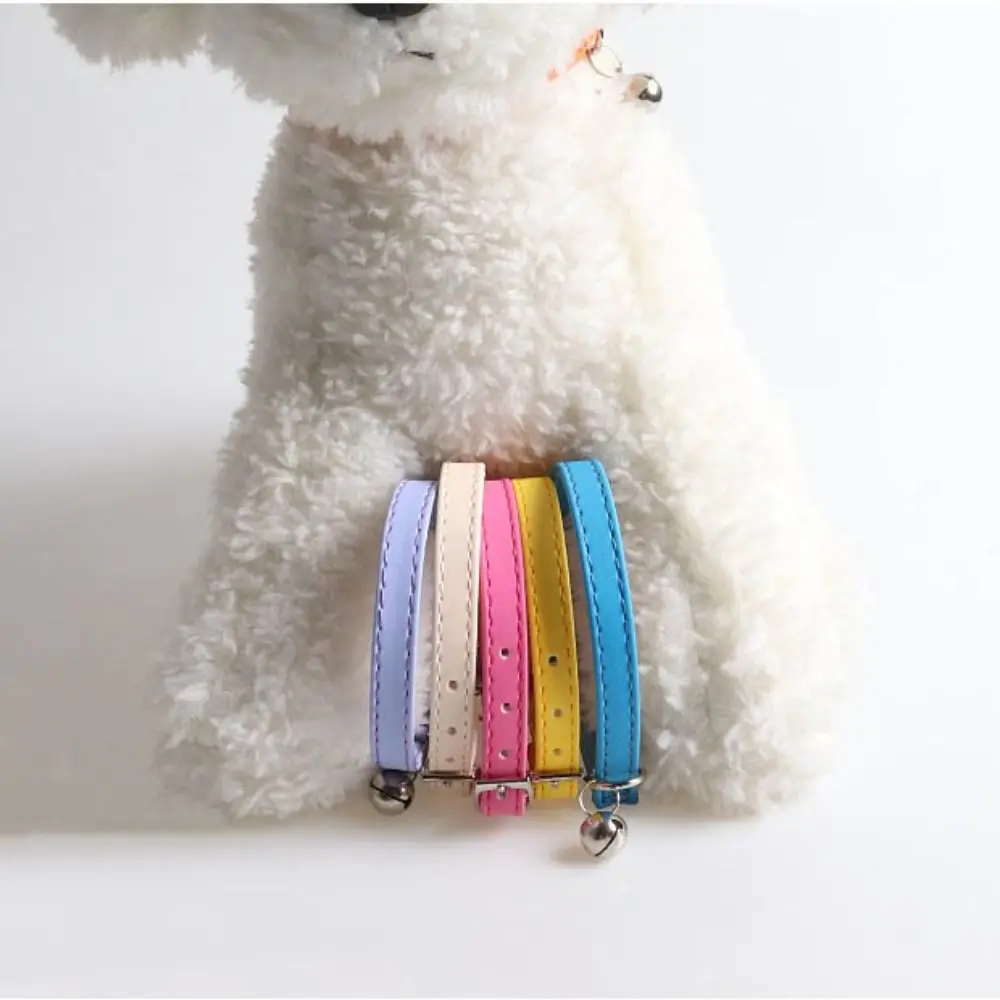 

Милый маленький ошейник для кошек, эластичная тесьма цвета макарон, ошейник для домашних животных с колокольчиками, регулируемый ошейник из искусственной кожи для щенков и кошек