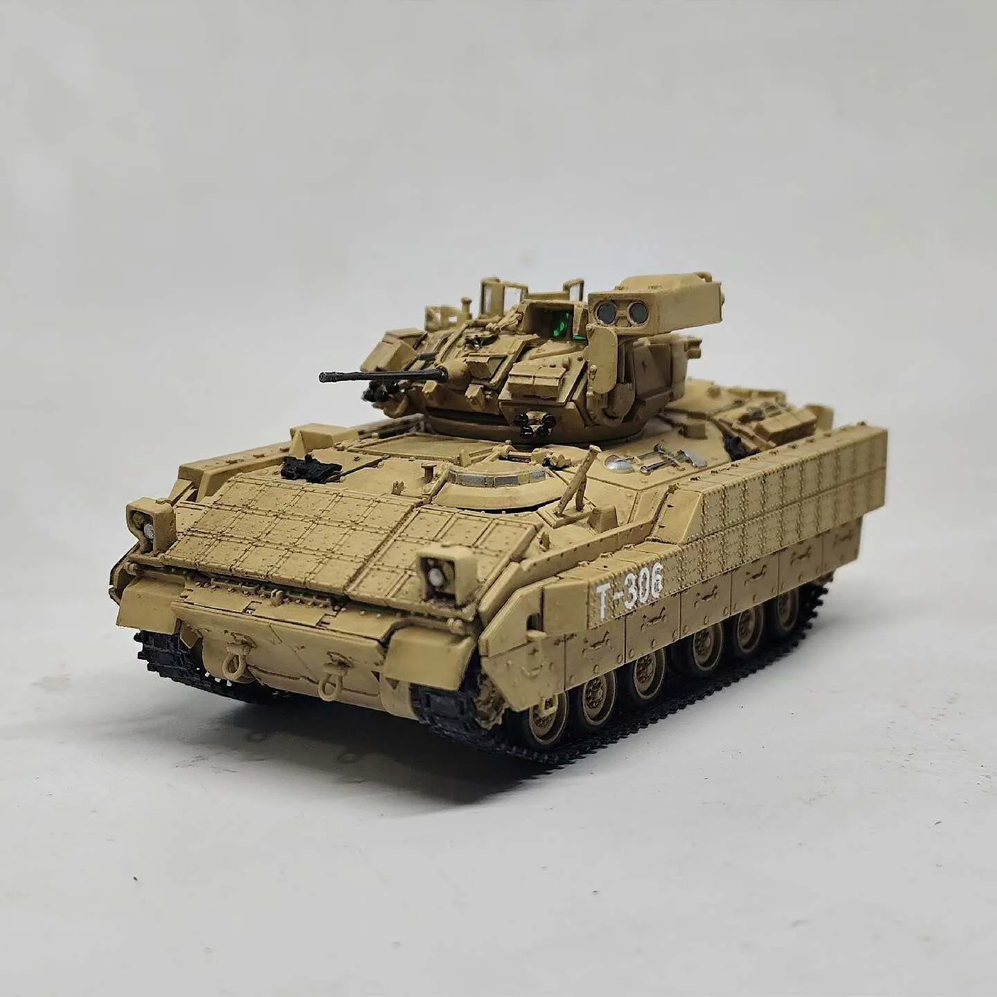 1/72 U.S. M3A2 ODS Bradley Cavalry Fighting Vehicle with Reactive Armor, Handcrafted Finished Model Static Decorative