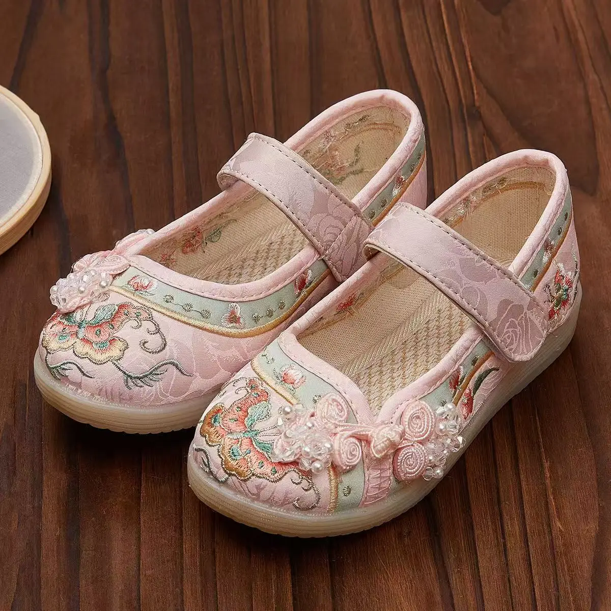 2026 Girl's New Ethnic Style Embroidered Hanfu Shoes Spring Autumn Soft Sole Round Toe Velcro Flat sole Cloth Shoes