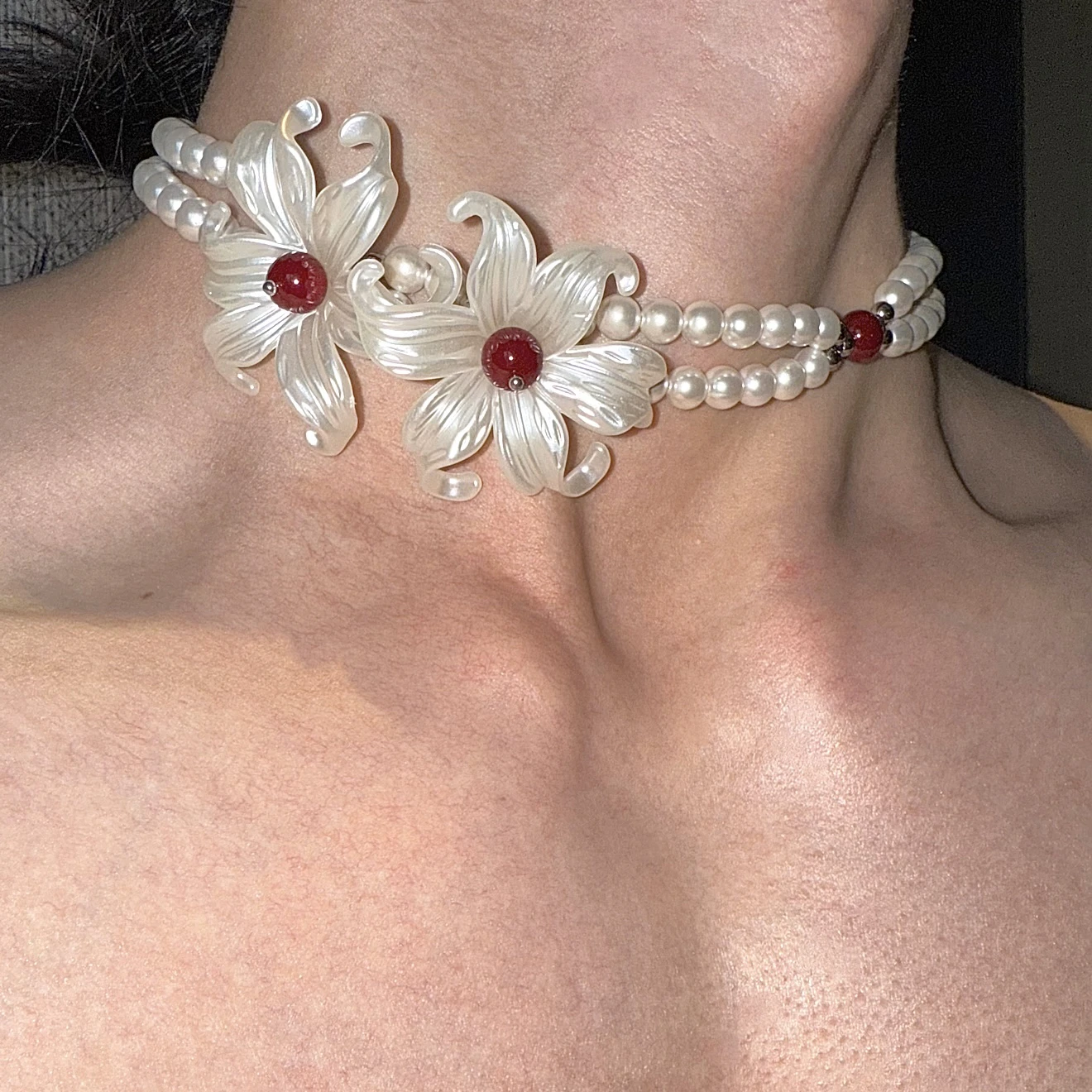 

Vintage Flower Choker Necklace for Women Double Layer Pearl Beaded Oversized Resin Floral Necklaces Party Jewelry Gifts
