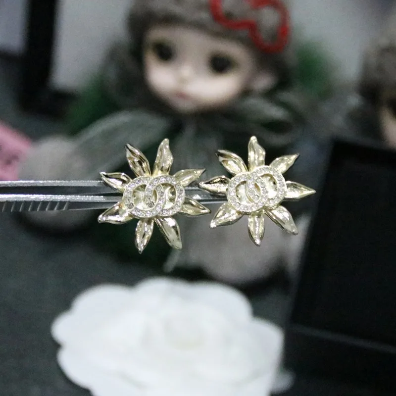 

3041 Xiaoxiangfeng, новая звезда, анис, цветок, свет, роскошная мода, высокий темперамент, универсальная индивидуальная серьга-гвоздики с двойной C