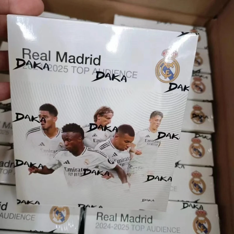 autenticas-camisetas-del-real-madrid-y-del-barcelona-2024-2025-de-daka-top-audience-con-tarjetas-autografiadas-y-logotipos-de-jugadores