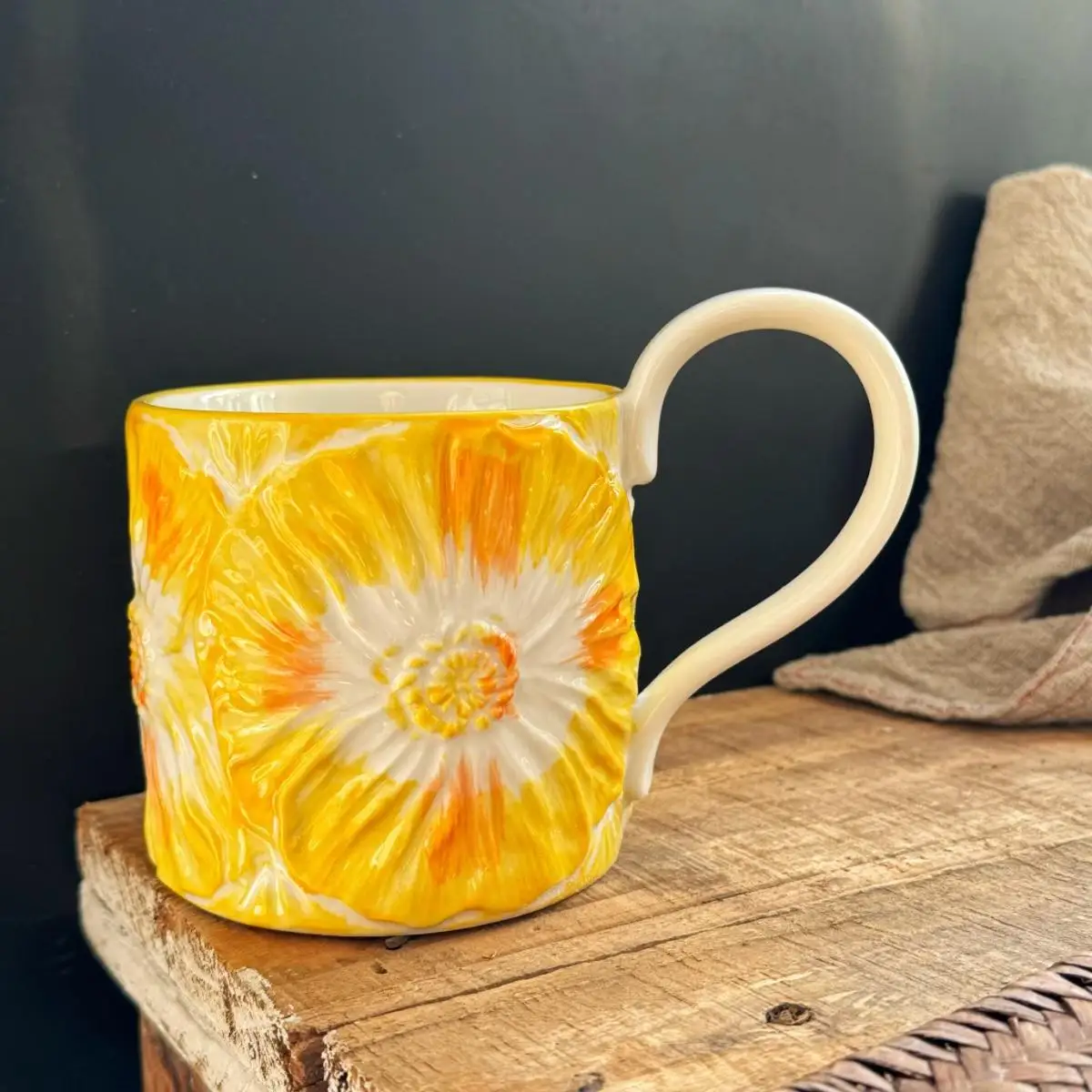 

Удобные кружки с цветочным рельефом, специальный дизайн, универсальный размер 400-500 мл, для кофе и чая.