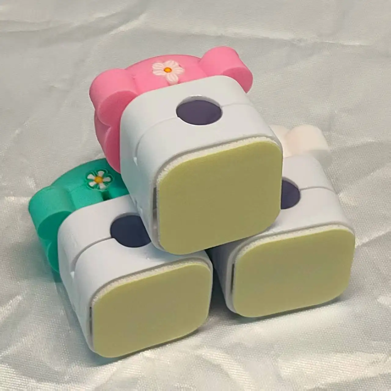 Super cute bear data cable hangers in white, pink and green. Lovely and practical, easy to store data cables～