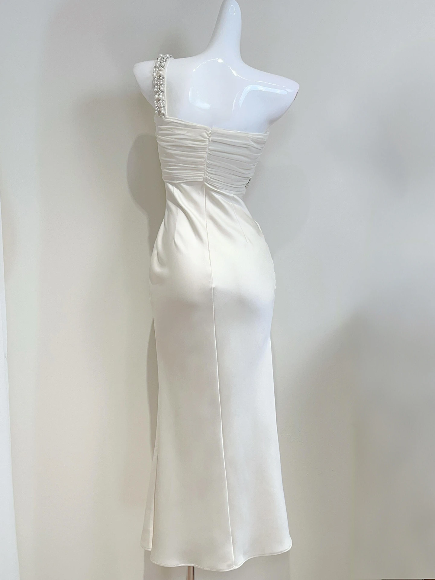 화려한 아이보리 파티 드레스 원 숄더 아이보리 새틴 칵테일 드레스 진주 장식 발목 길이 드레스