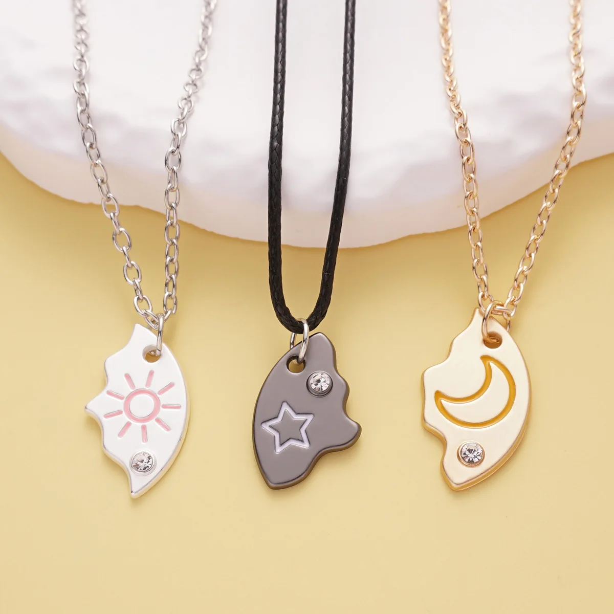 

Sun Moon Star Pendant Necklace for Women Alloy Enamel Round Link Chain Fashion Jewelry Simple Layered Gift