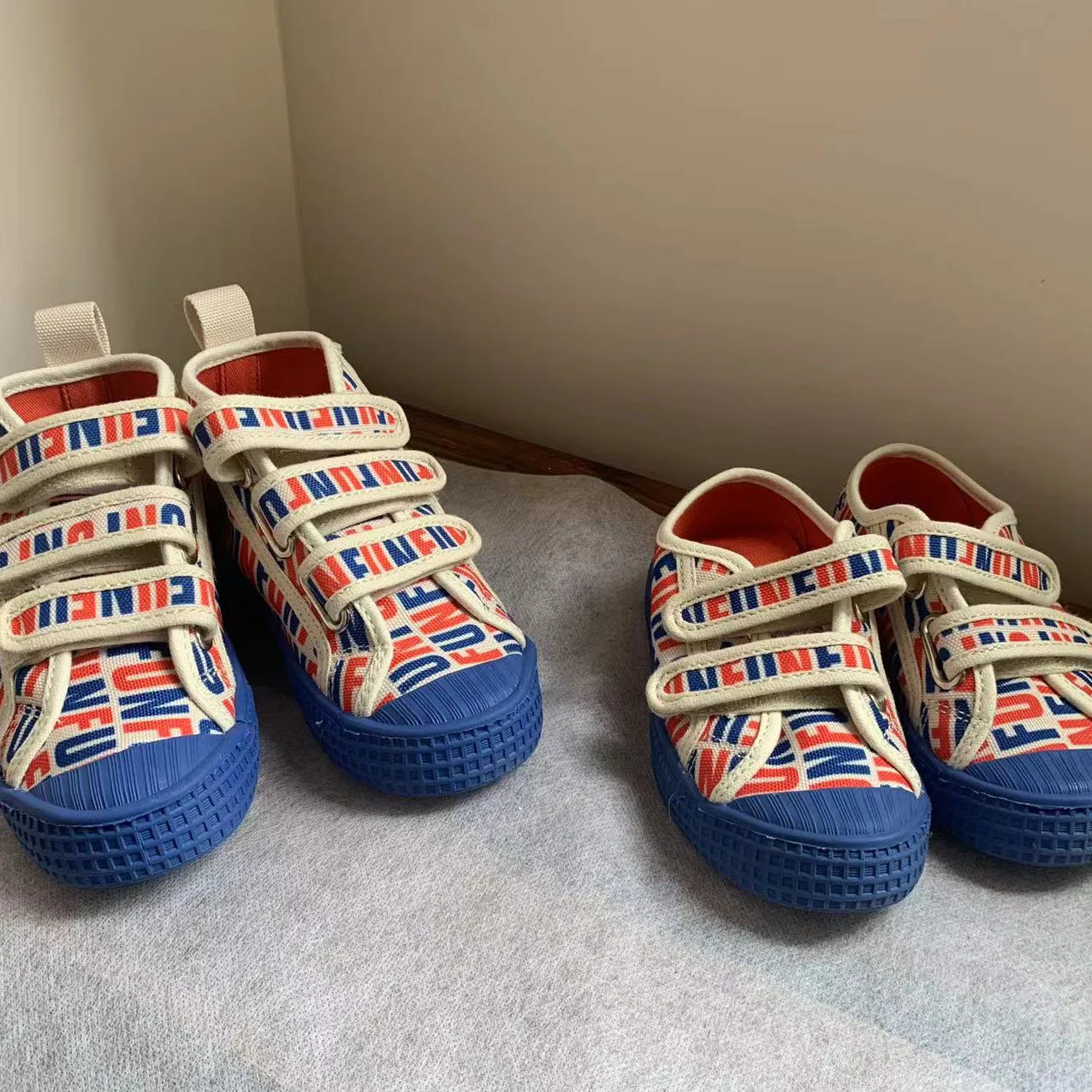 Scarpe di tela per bambini autunnali primavera Toddlers suola morbida antiscivolo scarpe Casual da esterno ragazzi ragazze Low Top scarpe da corsa