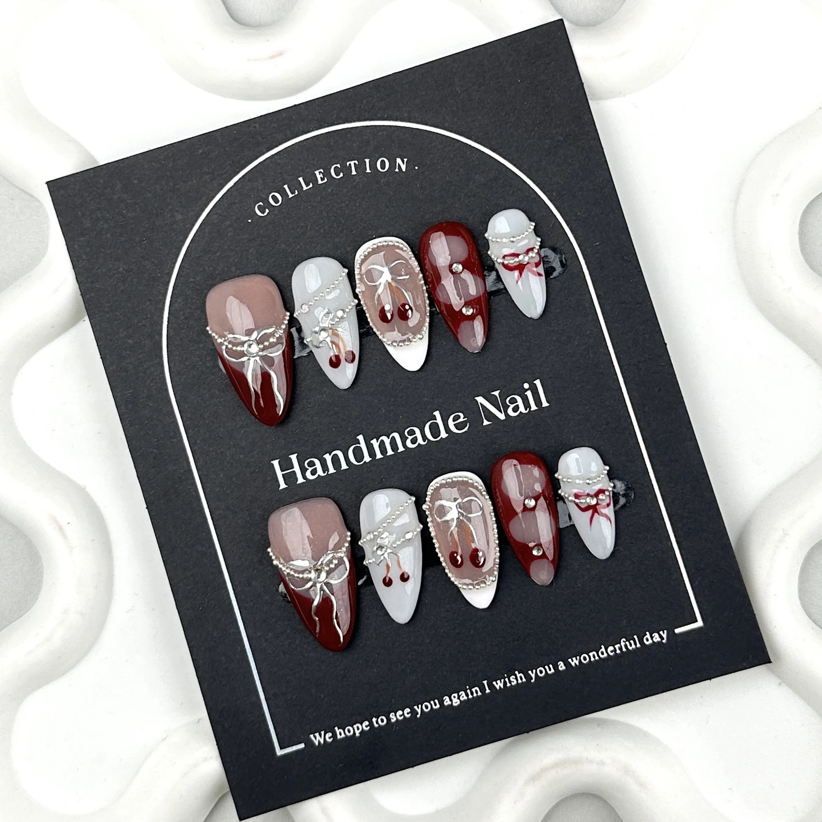 اليدوية الساحرة خمر الأظافر كاذبة النبيذ الأحمر الفرنسي تلميح اضغط على الأظافر اللوز الأظافر وهمية مع حجر الراين سلسلة فضية ديكور