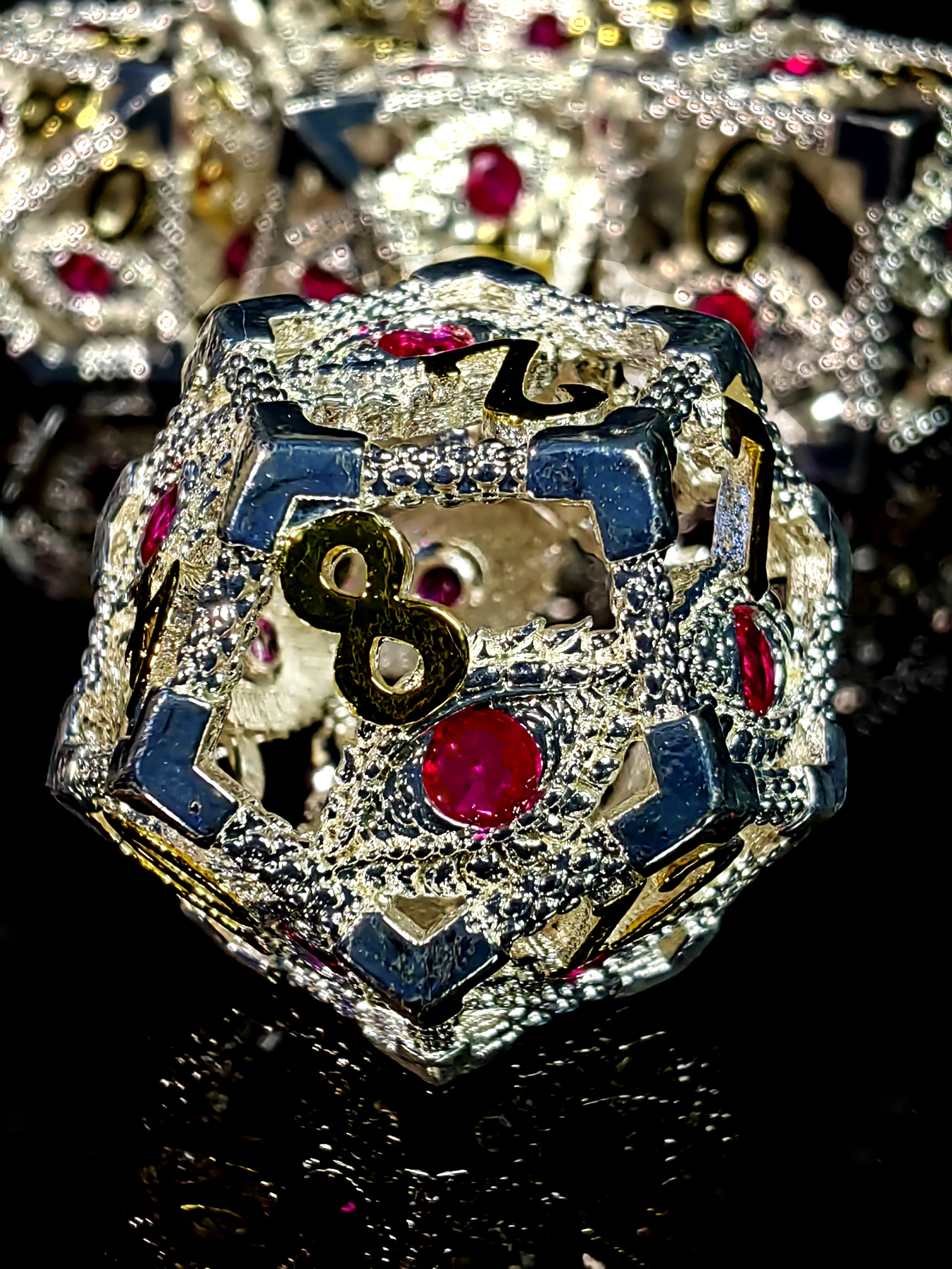 Set Dadu Logam DnD - 7 Buah Dadu Polihedral Paduan Seng dengan Angka Perak & Emas Cerah untuk Game RPG Ruang Bawah Tanah dan Naga