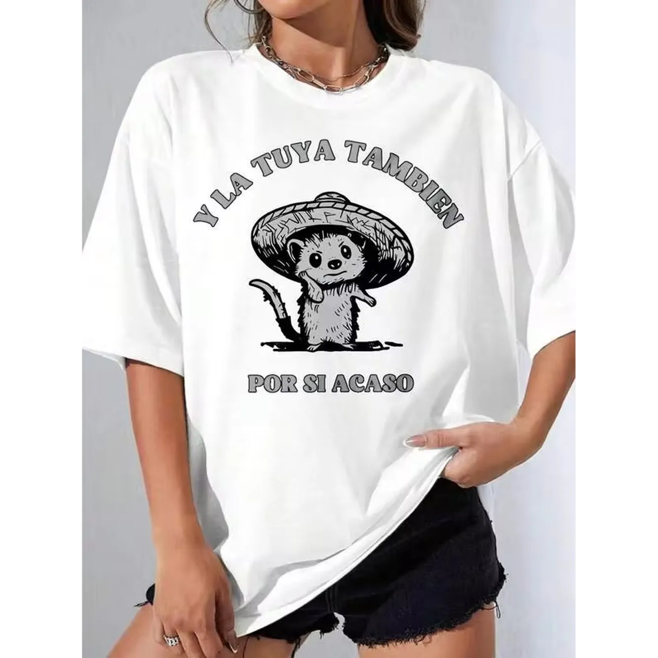 Camiseta estampada con cuello redondo para mujer, y también para ti, para que no falte nada en tus atuendos para fiestas y festivales.