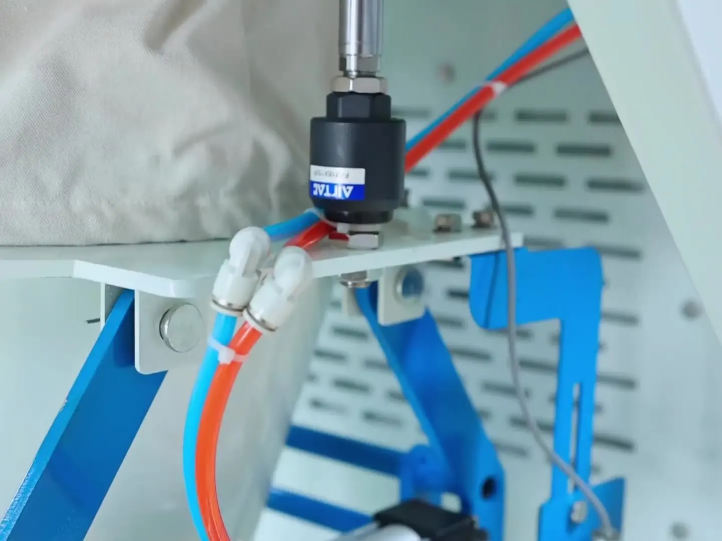 Grain granular powder automatic quantitative fertilizer bag powder automatic sewing packaging machine