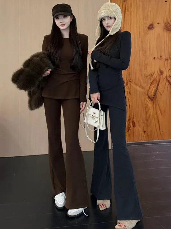 

Модный женский комплект в корейском стиле: футболка с длинным рукавом и расклешенные брюки, стройнящий силуэт, весна 2026, повседневный спортивный костюм из двух предметов