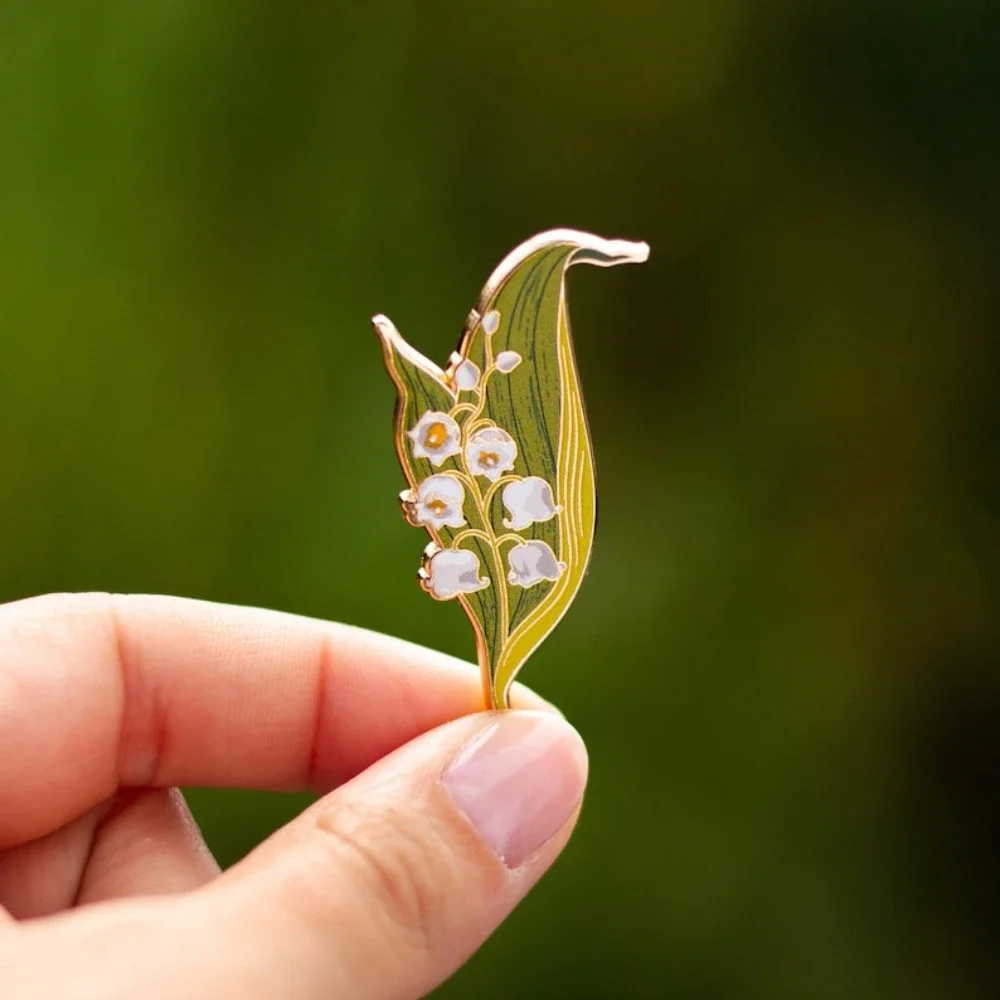 Broche de esmalte duro Floral de lirio del valle, flor de mes de nacimiento de mayo, flores de la buena suerte, floración de primavera, regalo para entusiastas del jardín