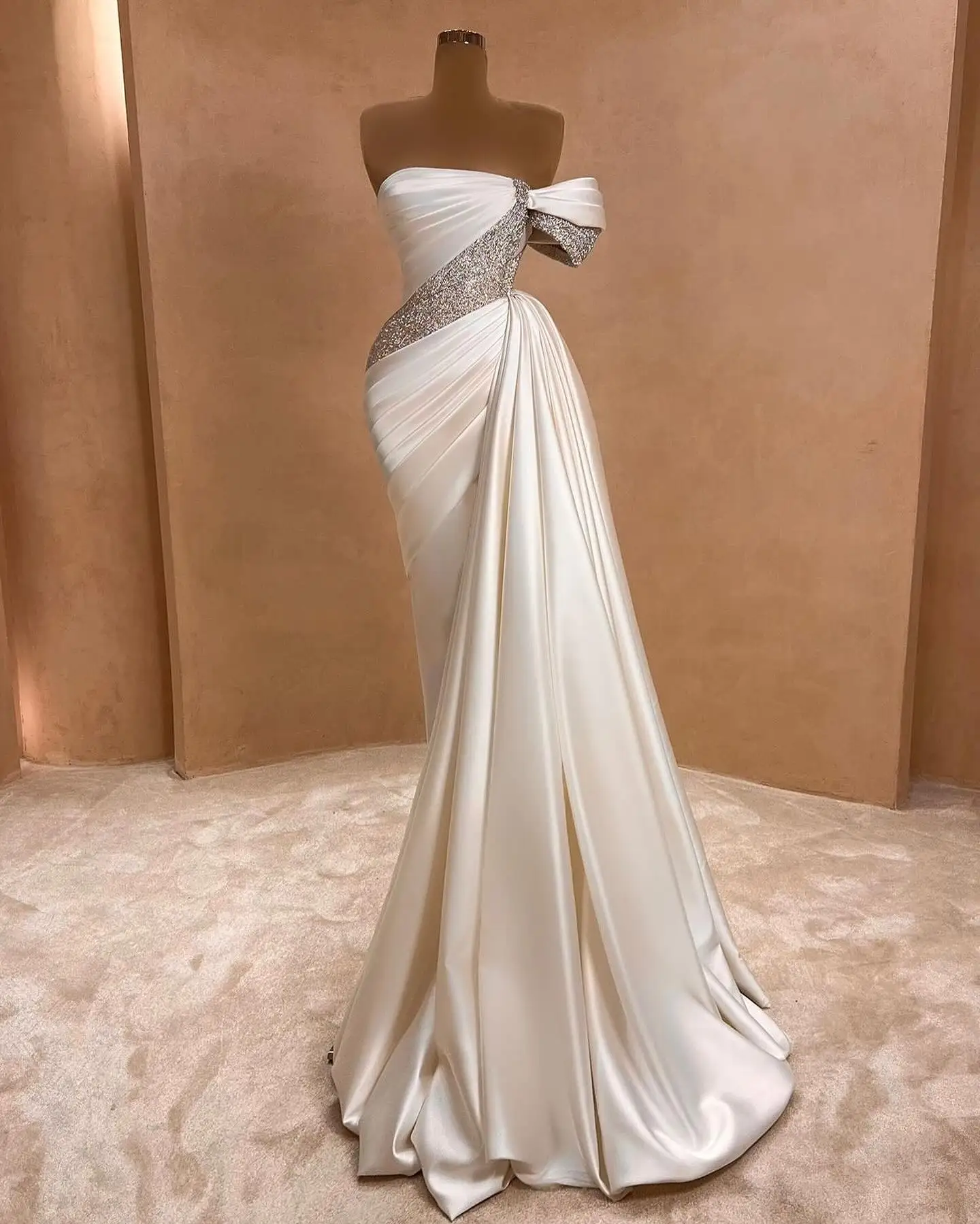 Vestido de novia plisado con un hombro al descubierto, traje de satén con cuentas de cristal, estilo sirena, 2025