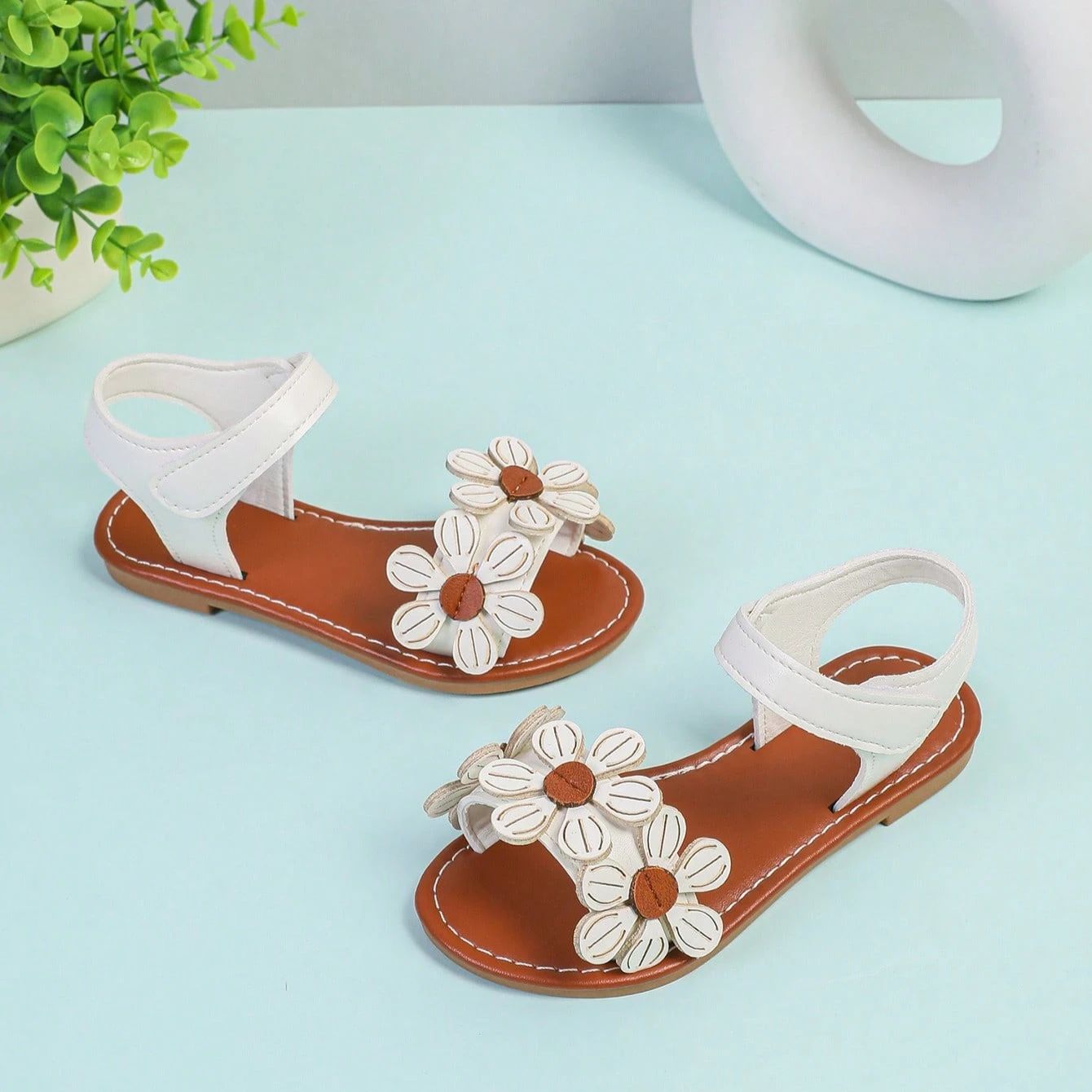 Little Girls Floral Leather Sandals 2026 New Summer Kid Strappy Sandals Non-slip Classic Trendy Princess School Party Daily Wear