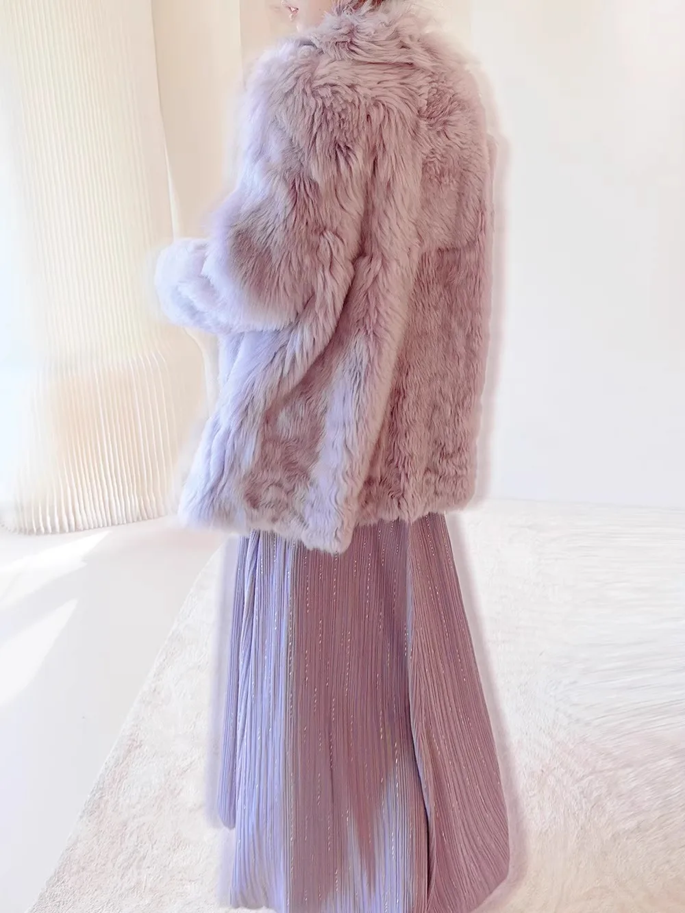 

Элегантное фиолетовое меховое пальто: зимняя роскошная верхняя одежда из тосканского меха и кожи для женщин, премиум-качество, длинное, с интегрированными элементами.