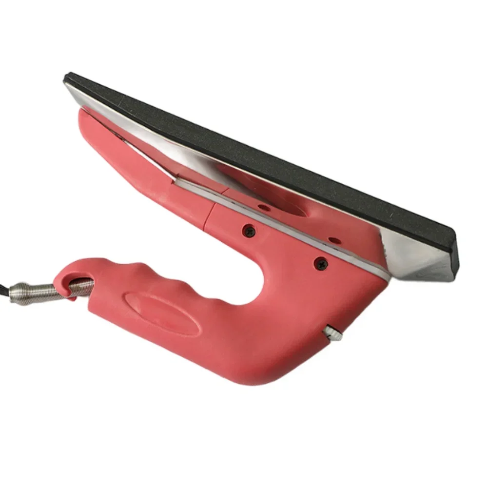 

Утюг для шва для ковров мощностью 800 Вт с 4 настройками нагрева. Антипригарное основание и теплозащитный экран для обслуживания целостности подложки ковров.