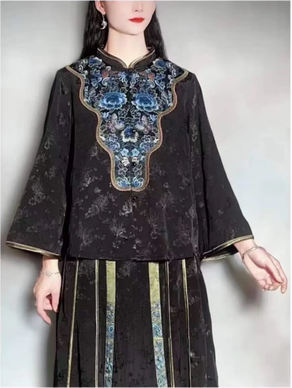 Embroidery On Black Shirt - بلوزة ربيعية فاخرة للنساء من قماش