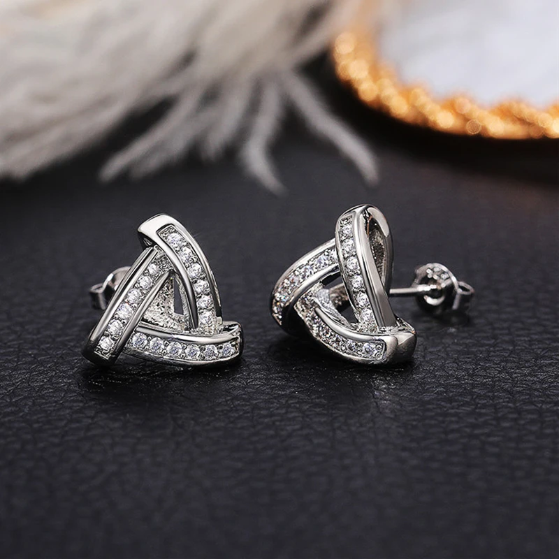 Huitan Schlichter, stilvoller, dreieckiger Ohrstecker für Damen, glänzender Zirkonia, silberfarben, schicke Ohrringe, Alltagskleidung, vielseitiger Schmuck