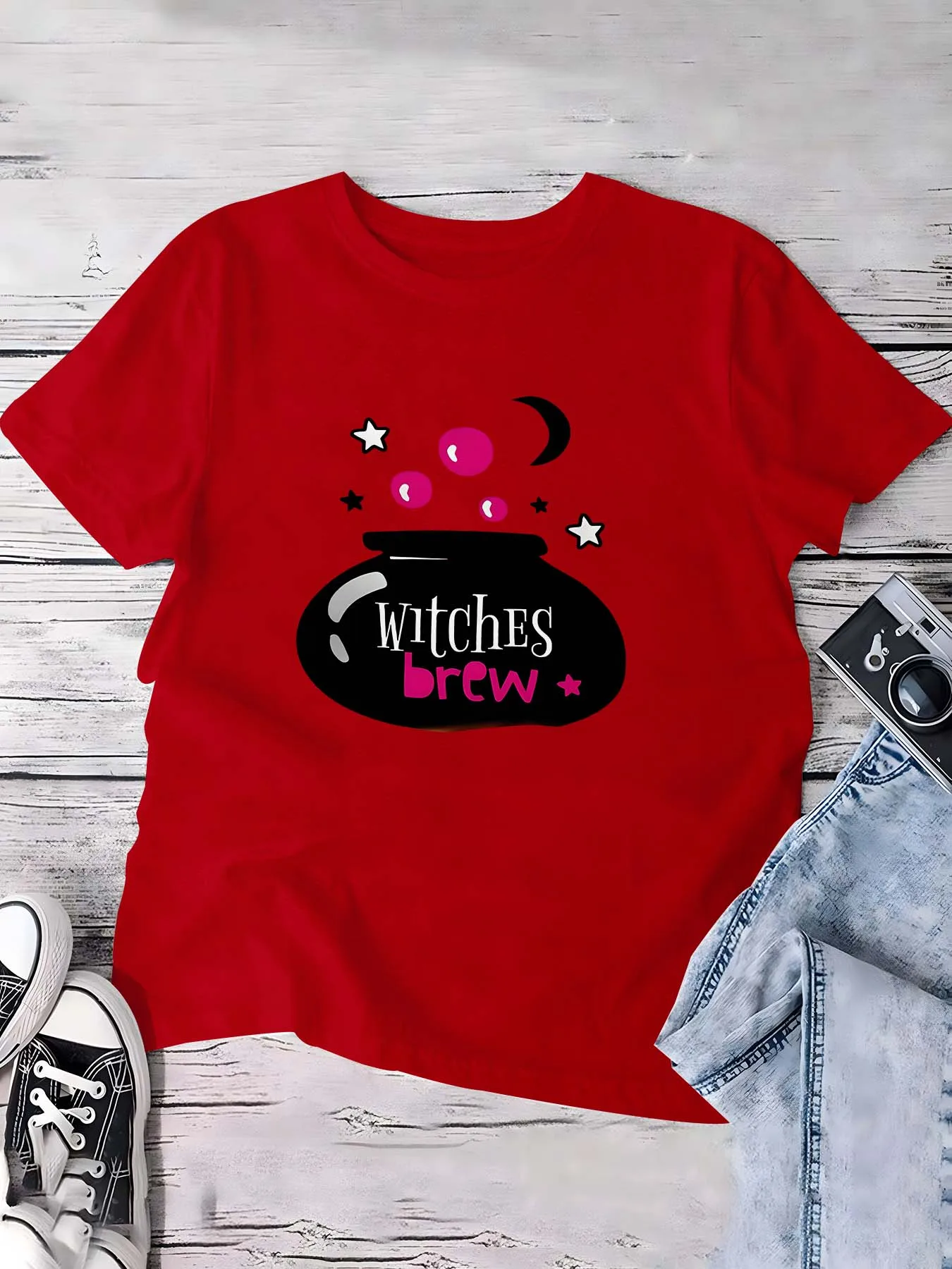 Roupa temática de fermentação de bruxas de Halloween plus size mostrando design mágico de caldeirão com elementos de estrelas e lua para look fashion