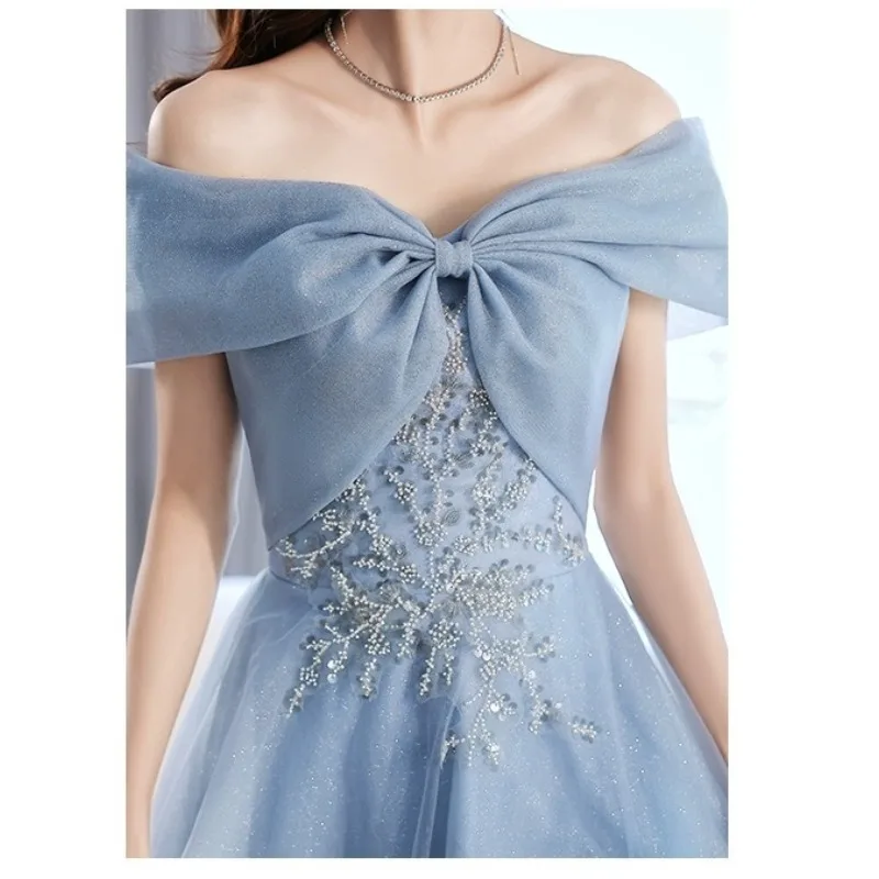 2025 Abito da sera estivo da donna con una spalla e cinturino blu con fiocco glitterato, abito da esame artistico per banchetti alla moda