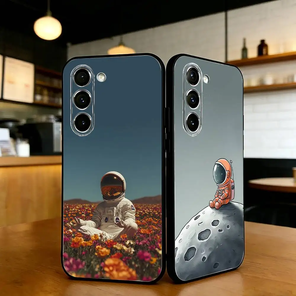 

Astronaut Phone Case For Samsung S25,24,23,22,30,21,Ultra,Plus,Lite,FE,Black Soft Case