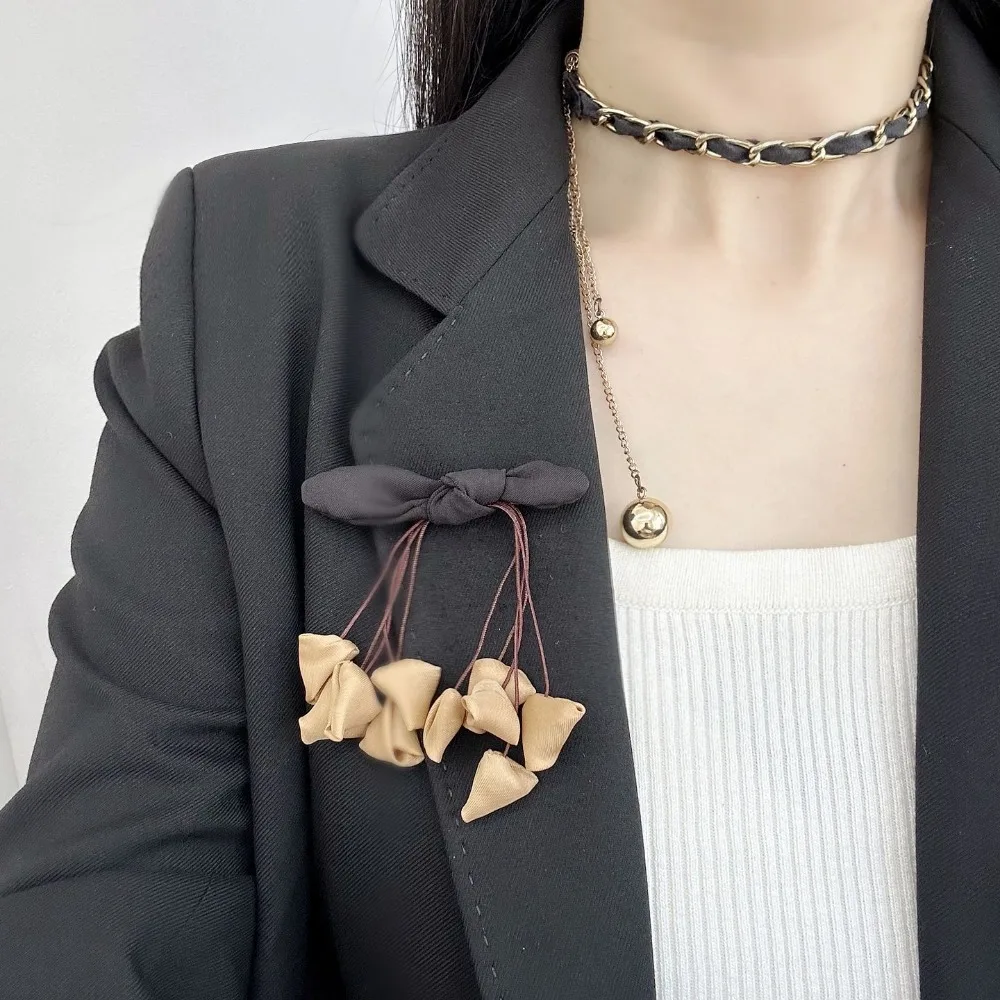 

Simple flower bud tassel brooch bow cute little Qing Xinsen style countryside chest flower pin accessory