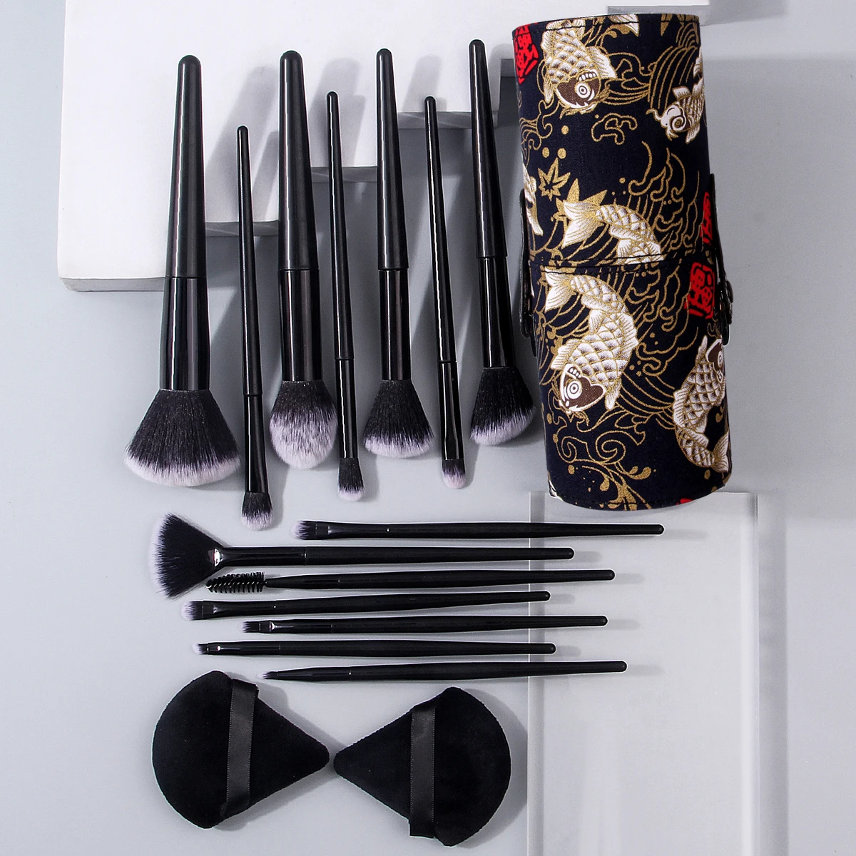 17 قطعة من فرشاة البودرة السائبة، مجموعة فرشاة أحمر الخدود وفرشاة المكياج، نفخة مسحوق مثلثة ناعمة، دلو تخزين ذو سعة كبيرة