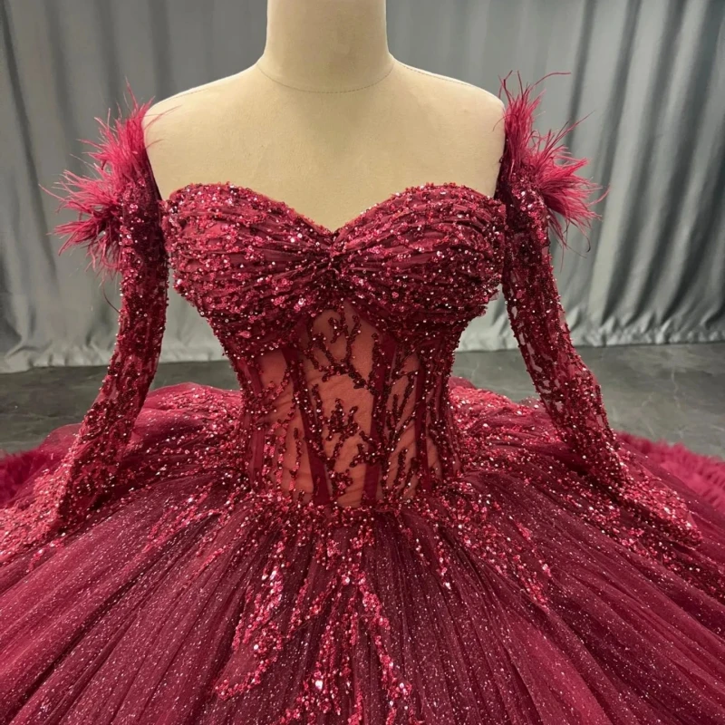 カスタマイズされた光沢のある赤いキンセアニェーラドレスオフショルダースパンコールアップリケロングテールレースレイヤリング Vestido 15 Quinceanera