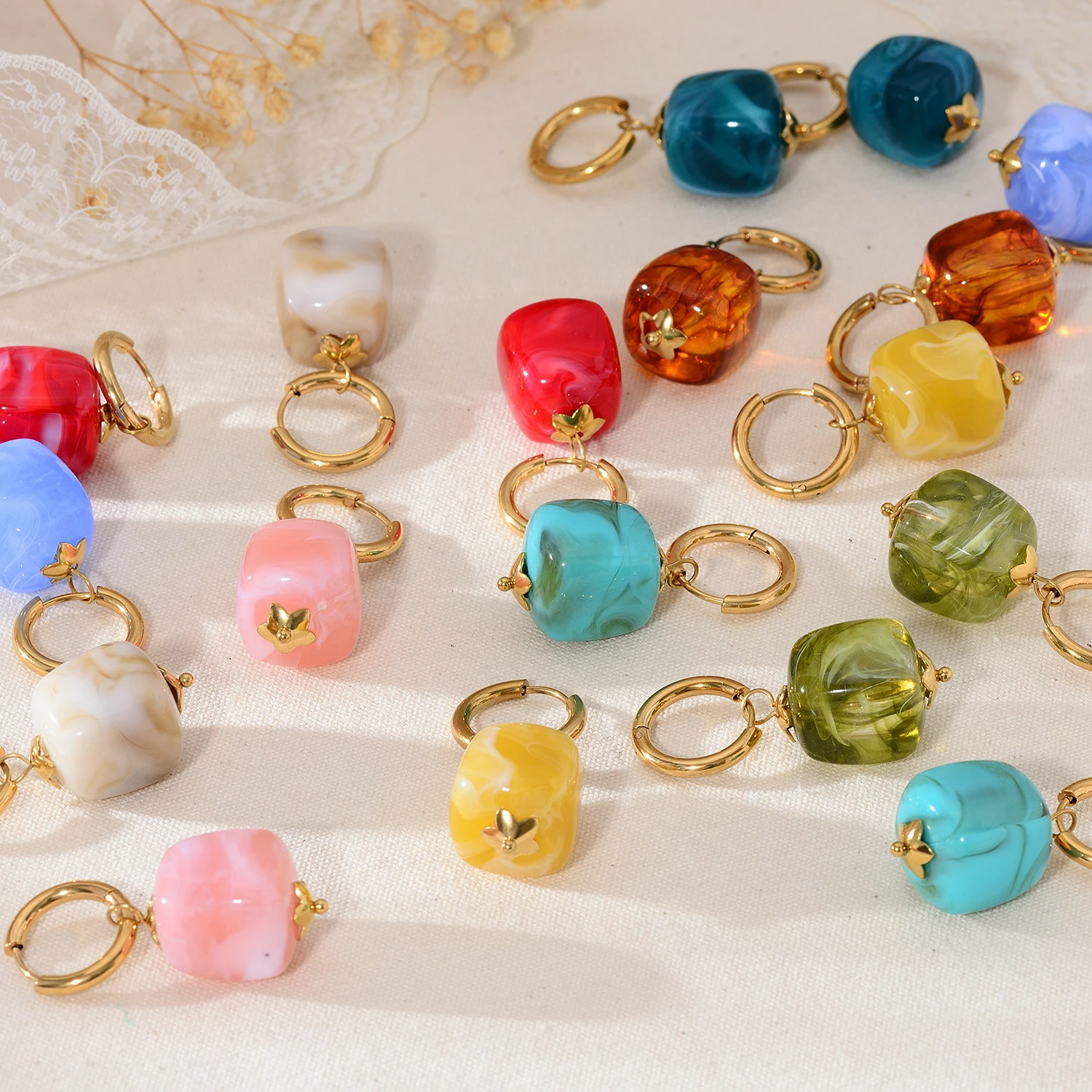 Quadratische Acryl-Ohrringe in Bonbonfarben, Hypoallergene Edelstahl-Creolen, Wasserfester Frühlings- und Sommerschmuck für Frauen