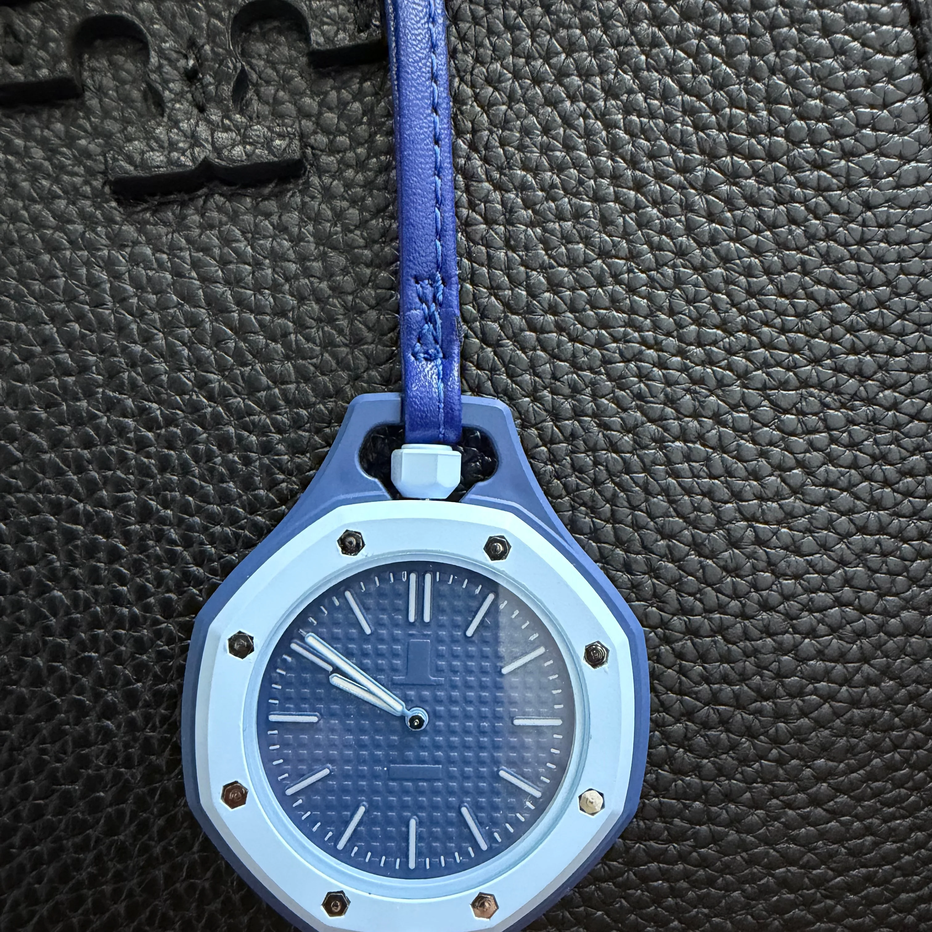 Reloj de bolsillo octogonal Dopamine Macaron, reloj colgante de cuarzo unisex estilo Royal Pop, con correa de cuero del mismo color, reloj accesorio de moda para bolso, reloj colgante portátil con puntero, adecuado para regalos de cumpleaños