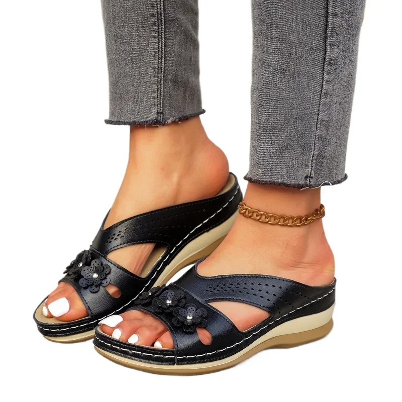 الأحذية النسائية 2025 رائجة البيع المفتوحة تو النعال النسائية حجم كبير في الهواء الطلق النعال غير رسمية النساء يزين جولة تو أسافين الصنادل