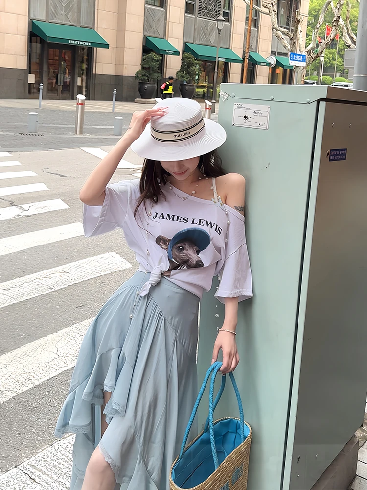 

Модная женская футболка с асимметричным плечом и мультяшным принтом собаки от Xiaoyu Sister, коллекция Лето 2026, дышащий хлопок