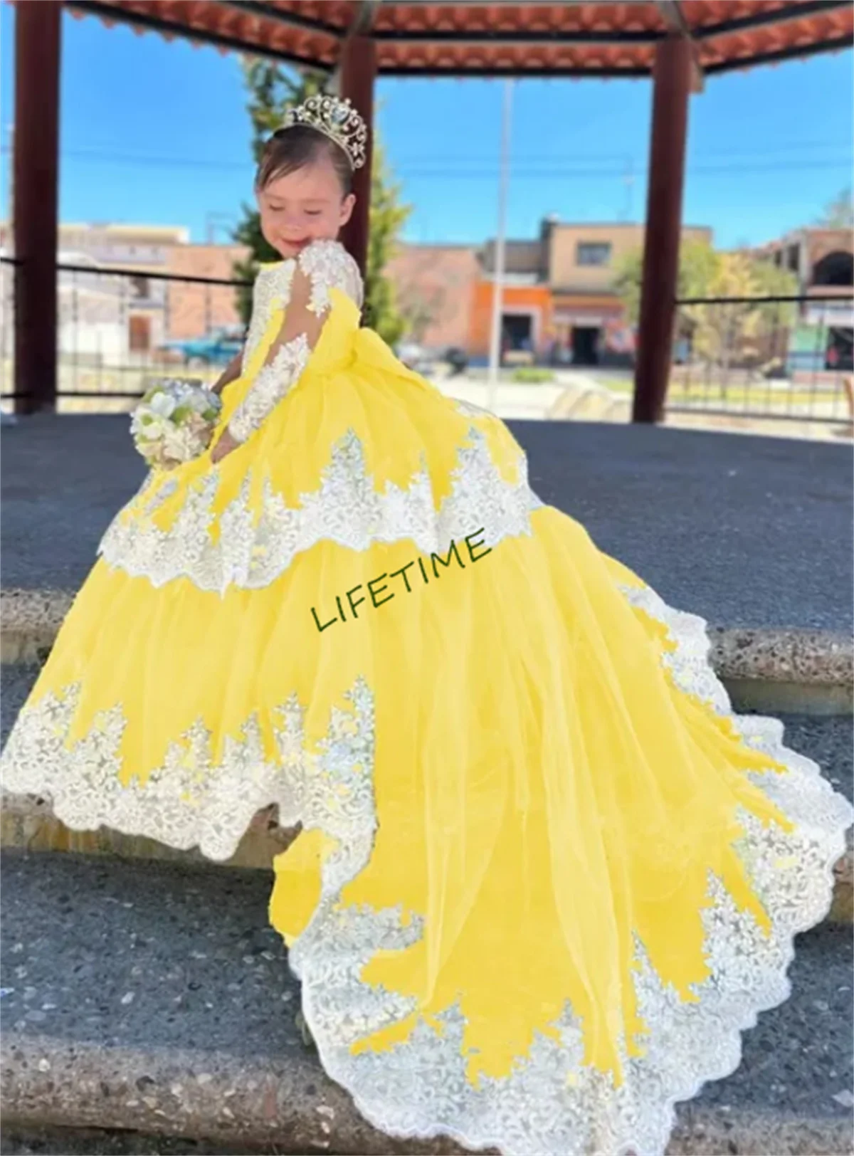 

Tulle Tiered Flower Girl Dresses for Weddings Full Sleeves Sweep Train Princess Pageant Dress With Bow Kids Communion Party Gown
