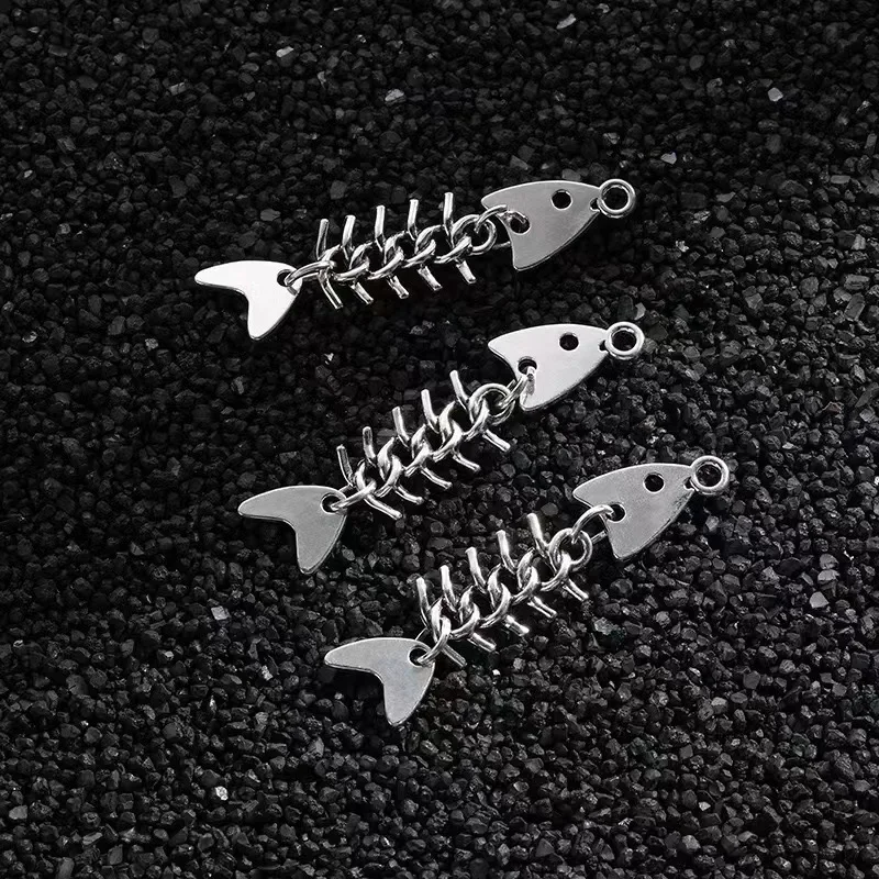 إكسسوارات هيكل السمكة المصنوعة من السبائك الأنيقة والمتخصصة، وإكسسوارات الملابس متعددة الاستخدامات وعصرية على شكل سمكة قديمة