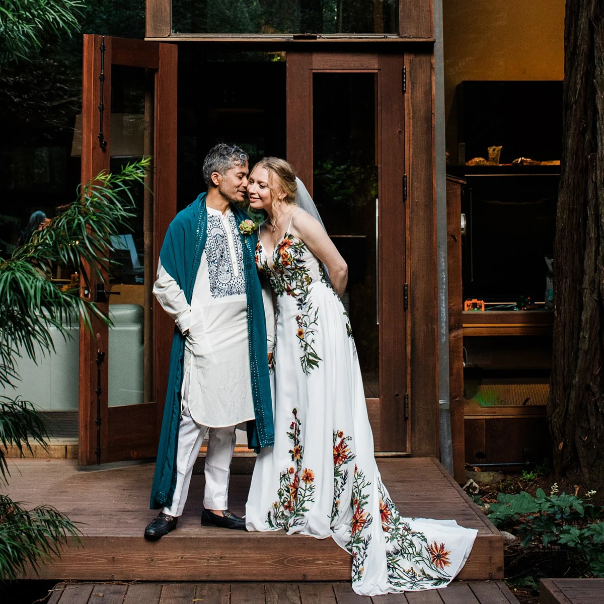 取り外し可能なドロップスリーブ、マルチカラーのブライダルドレス、スパゲッティストラップ、カスタム刺繍レースシフォン、バックレスのウェディングドレス