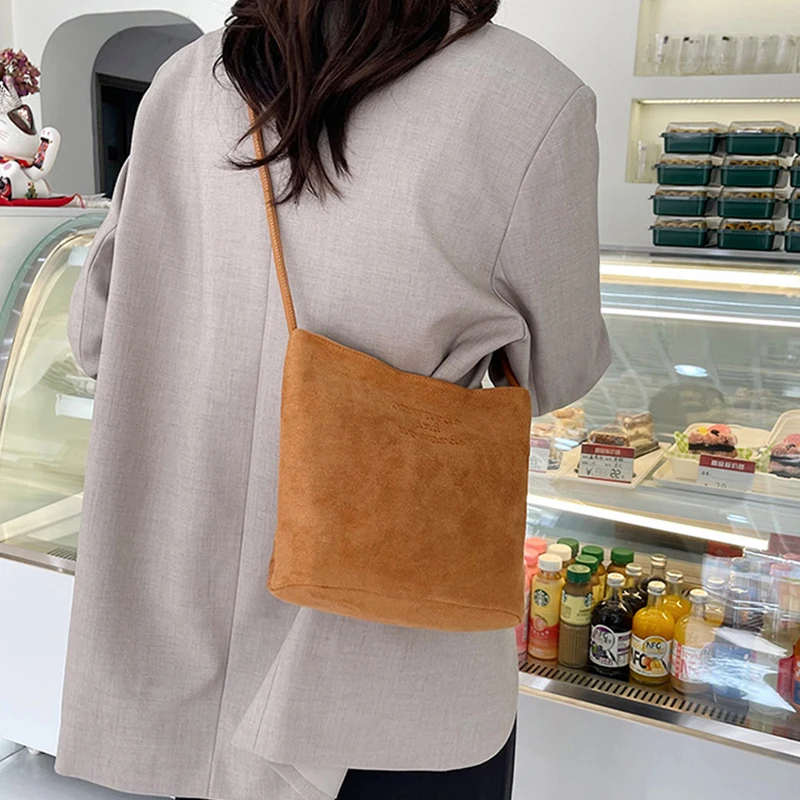 Damen-Handtasche aus Wildleder mit großer Kapazität und Buchstabenmuster, magnetische Schnalle, Samt, PU-Unterarmtasche im Retro-koreanischen Stil – Detail 4