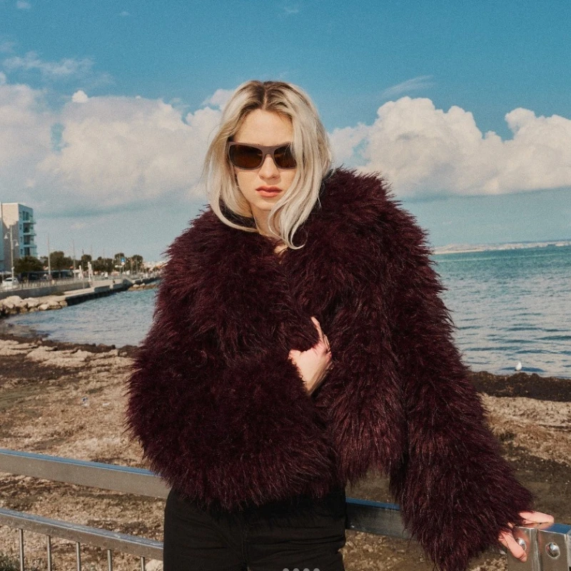 losse harige jas met grote revers pluizige rode effen pluche jas van imitatiewol luxe casual stijlvolle nieuwe 2025, korte nepbontjas voor dames