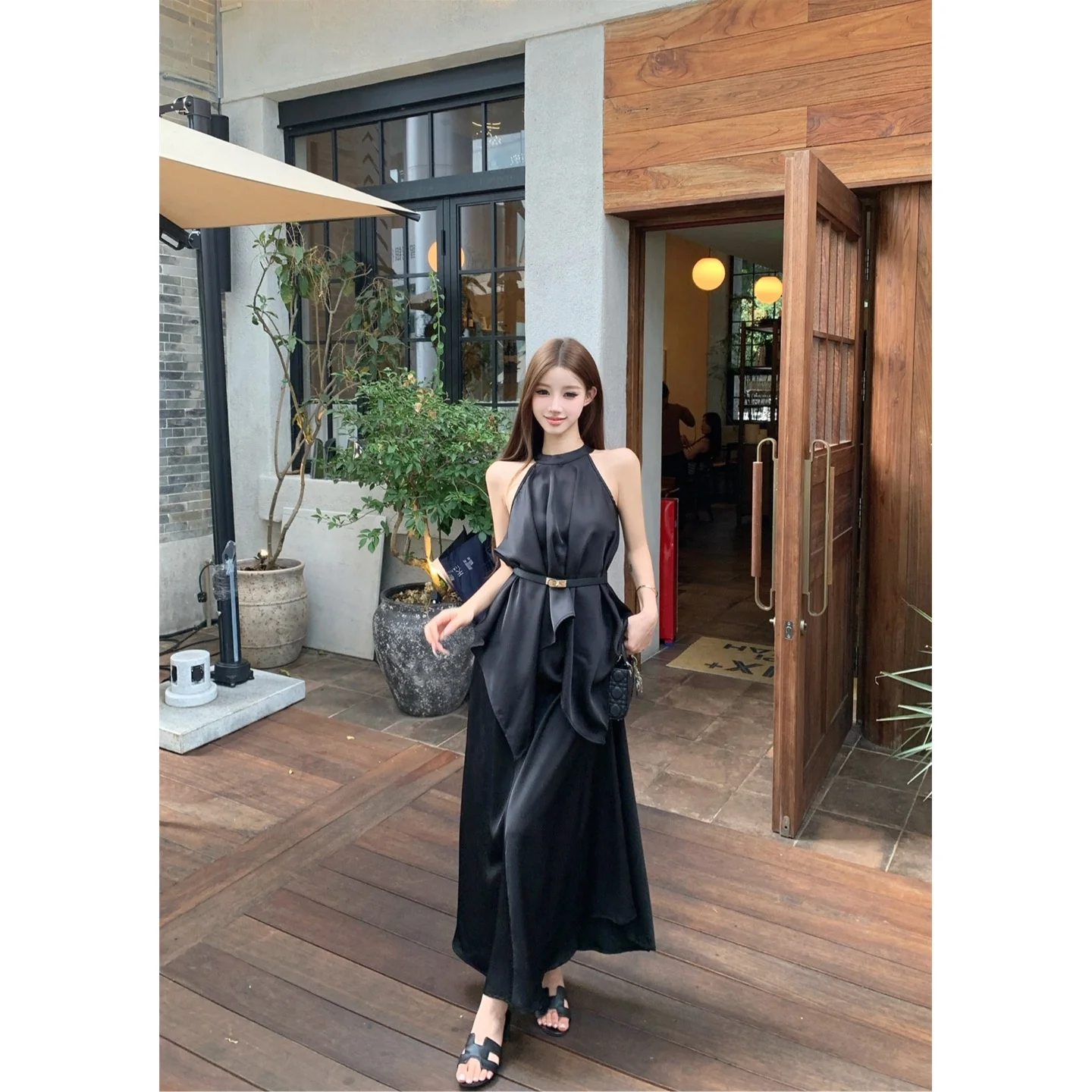 

Элегантный атласный комплект из трех предметов: топ-халтер без рукавов, юбка с поясом, для женщин, лето 2026, модный минималистичный стиль, однотонный