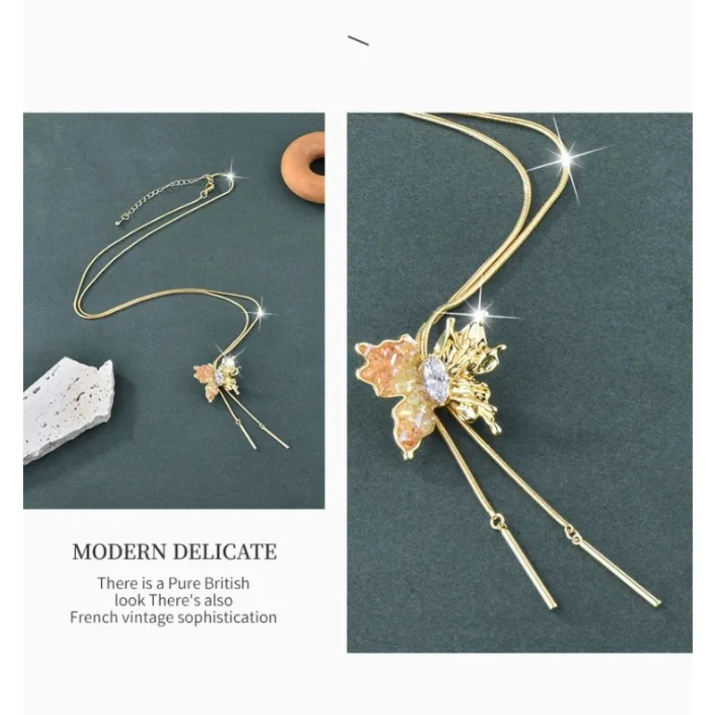 調節可能なロングセーターチェーンバタフライネックレス、金箔バタフライ巾着ロングネックレスを備えた女性