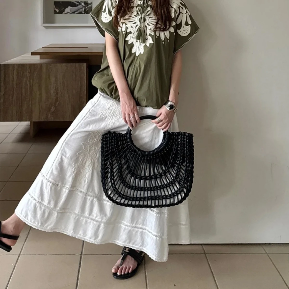 

New French hand-held woven bag light luxury high-end large-capacity women's bag seaside vacation beach hollow bag