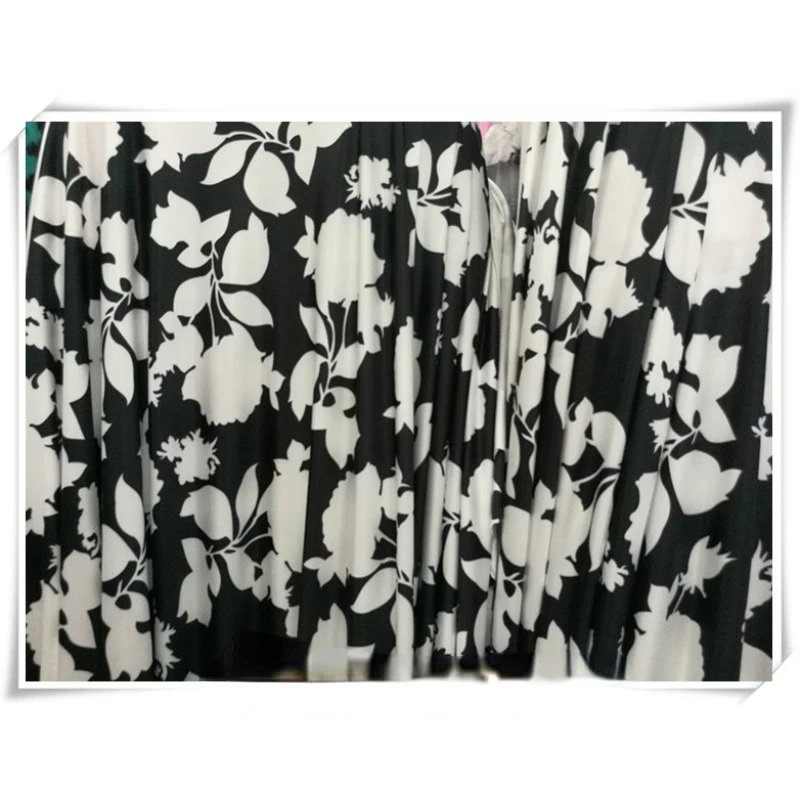 Black-and-white Contrast  Play Through All Sides and The Bottom of Milk Silk Is Printed with Rose Flower Cloth Dress and Long