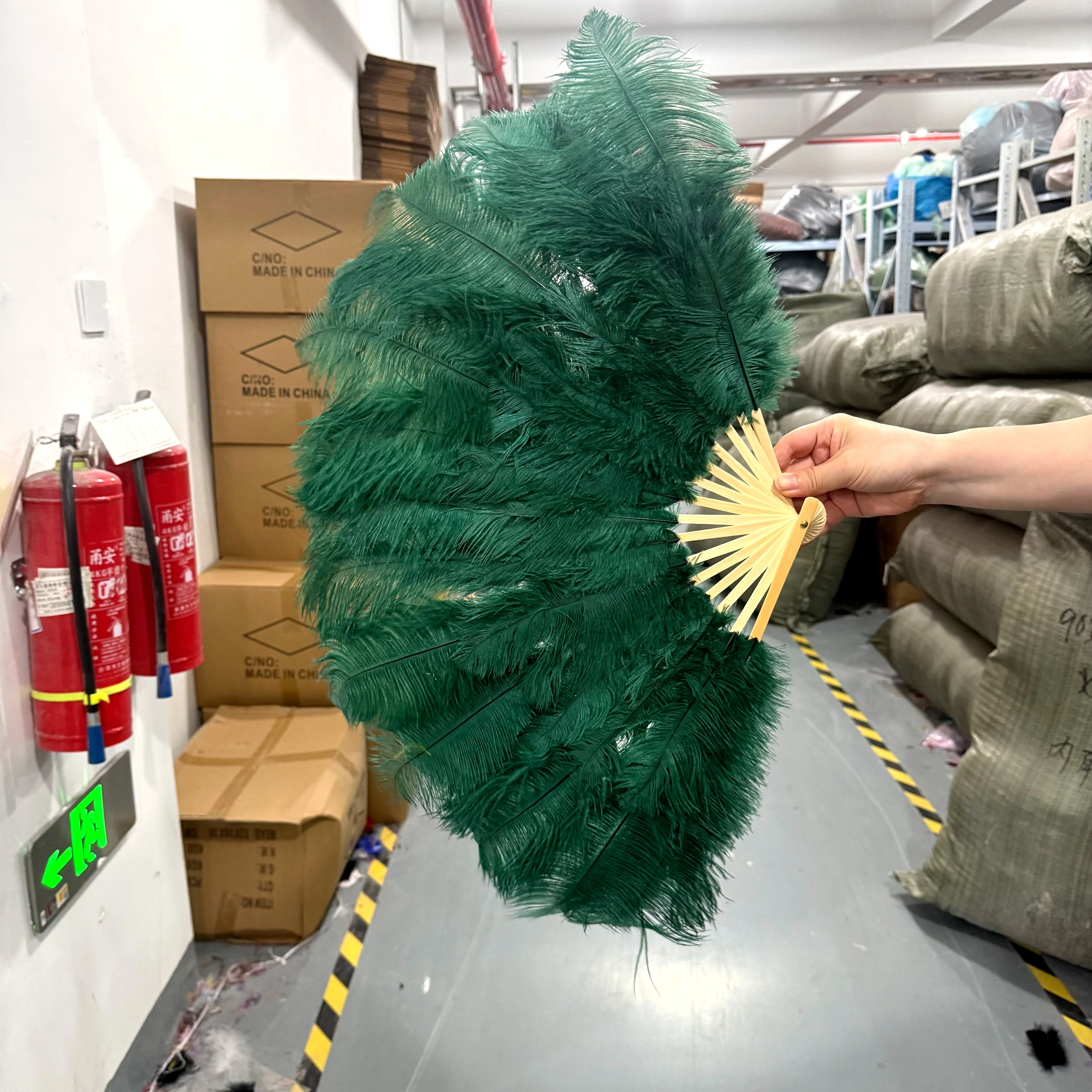 70x40cm Natural Ostrich Feather Fan 15 Bones Foldable Hand Held Fan for Burlesque Party Wedding Stage Performance Dance Prop