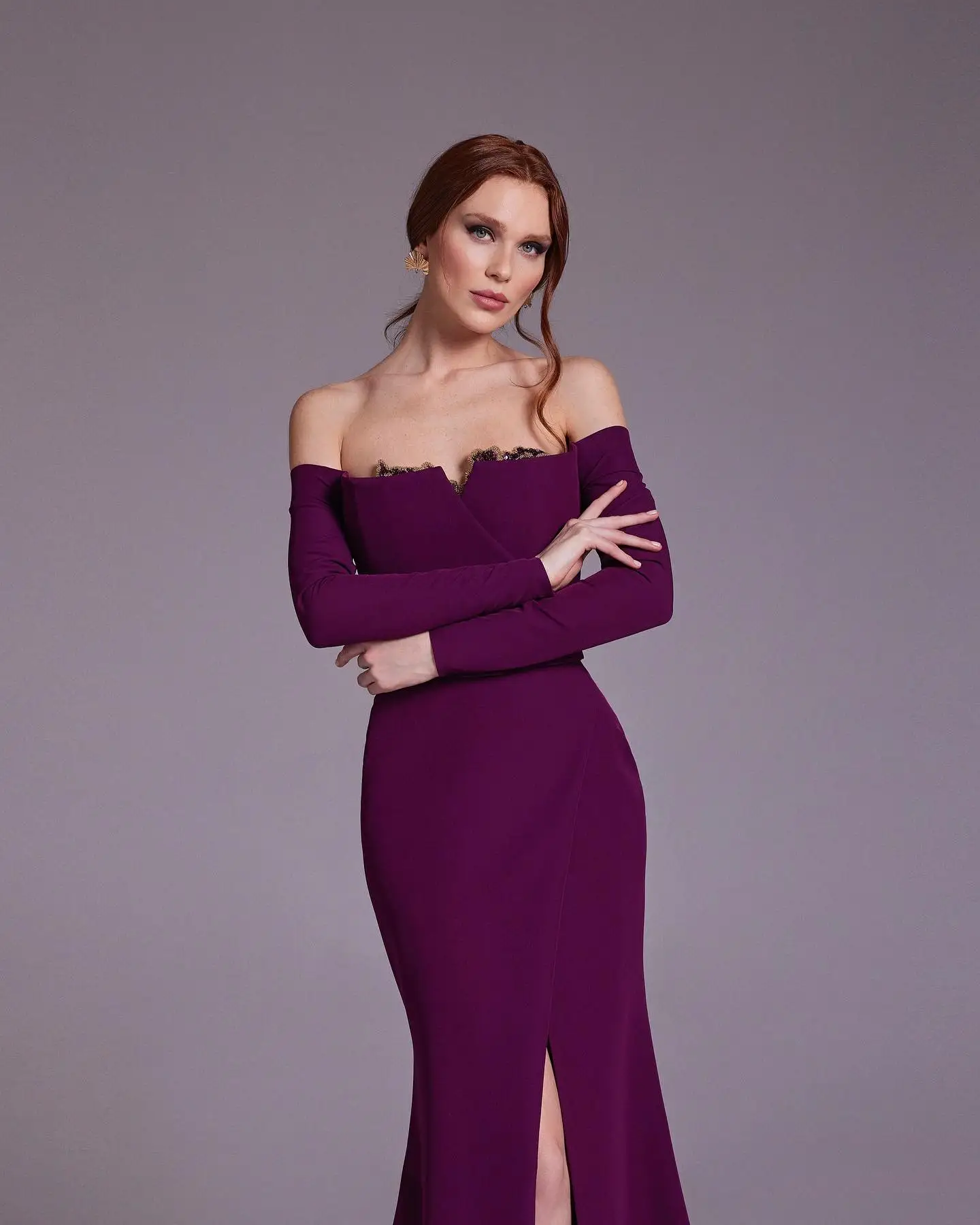 Maßgeschneidertes klassisches Meerjungfrau-Abendkleid mit U-Boot-Ausschnitt, schulterfrei, Applikationen und Gürtel, anmutiges Satin-Kleid mit langen Ärmeln