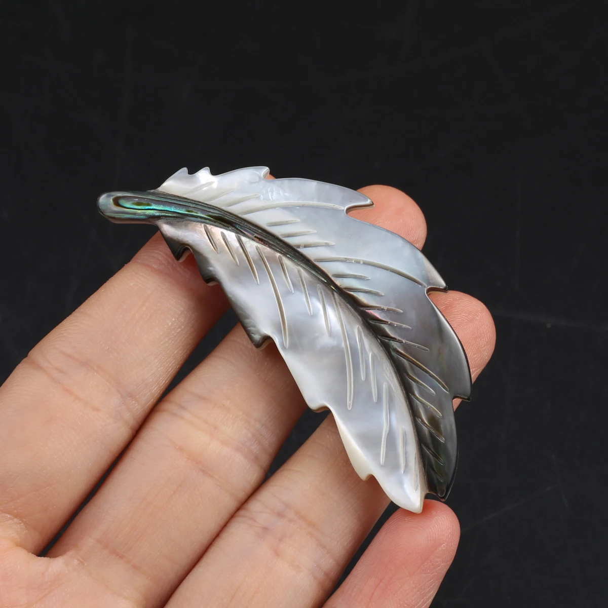 

Women Brooch Natural The Mother Of Pearl Exquisite Feather-Shaped Pendant Brooch For jewelry making DIY Necklace Accessory