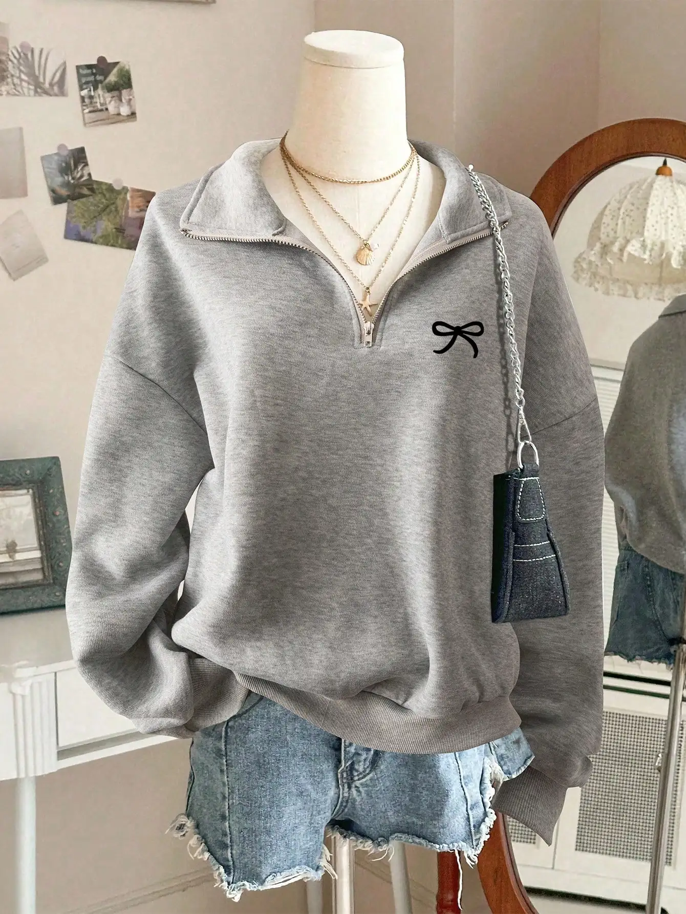 

Серый свободный свитшот с высоким воротником на молнии до середины груди и графическим принтом в виде банта для женщин