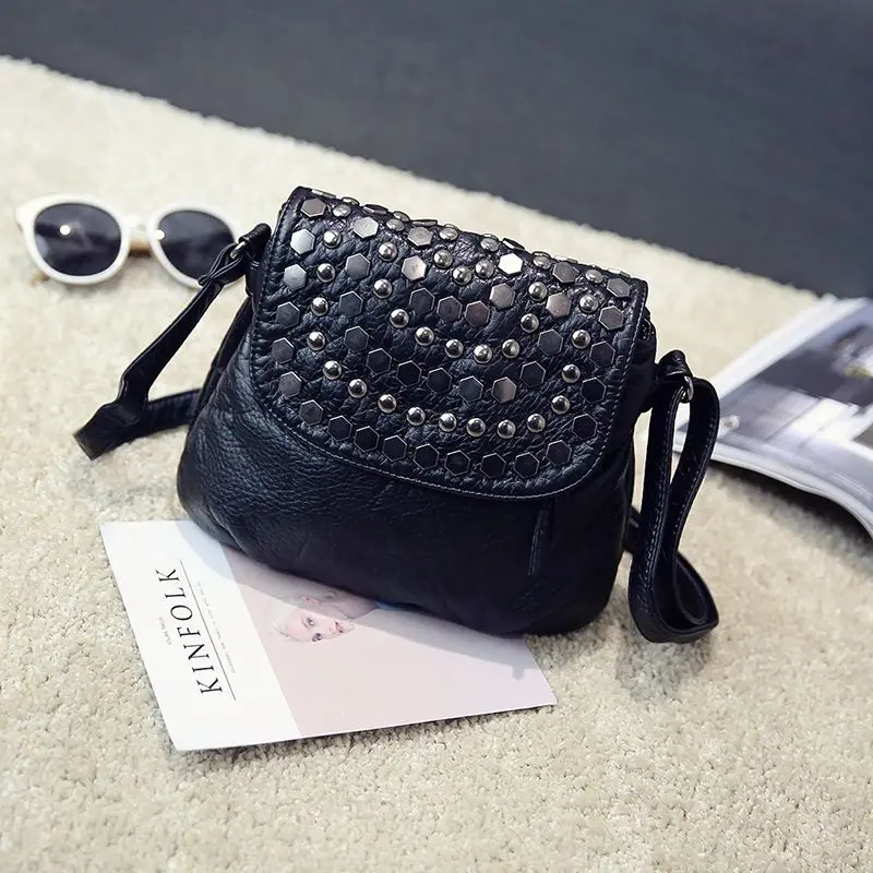 

Новая женская сумка-мессенджер из мягкой кожи с заклепками, летняя, маленькая, всесезонная, из мытой кожи, супермягкая, хит продаж