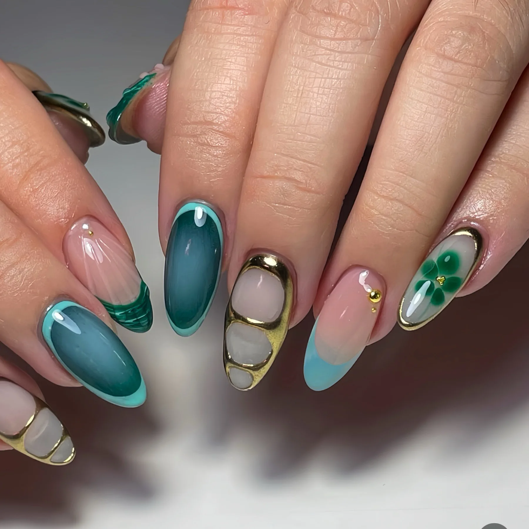 

24PCS Green Gradient French Press on Nails with 3D Shell Golden Egde Flower Patterns Fake Nails for Women Wearable Simple Nails