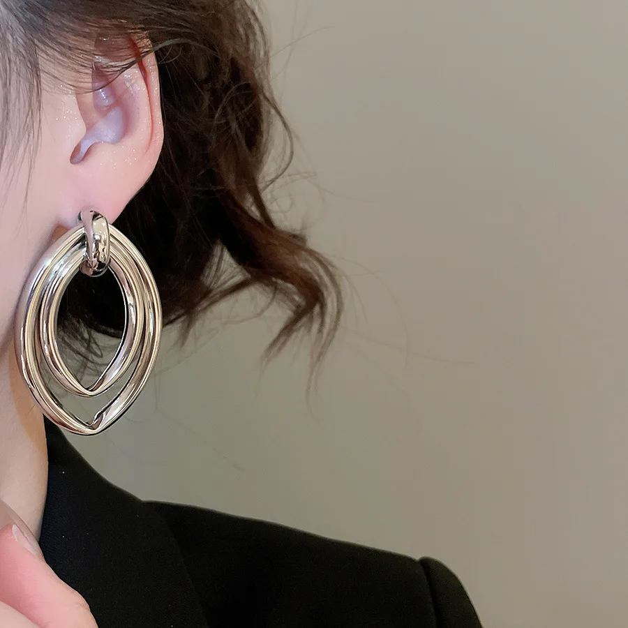 طقم من الحلقان ترصيع دائري بلمسة نهائية معدنية غير رسمية بسيطة أنيقة على طراز متخصص أقراط أذن أنيقة مستوحاة من الإكسسوارات
