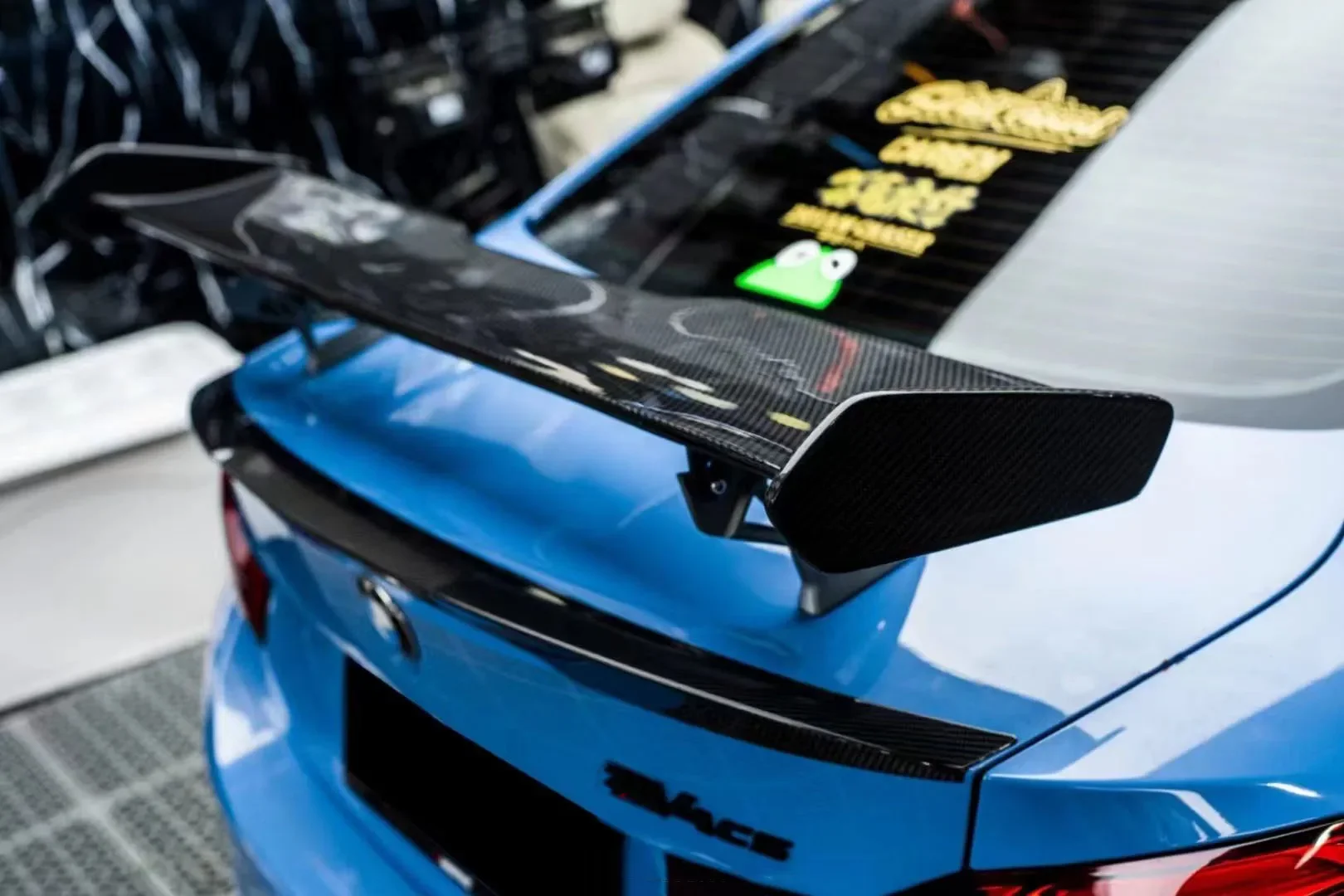 

Задний спойлер из углеродного волокна в стиле 002 для Audi A5 серии 2021 года (платформа F5, B9)